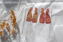 Load image into Gallery viewer, Retro shag floral danglles